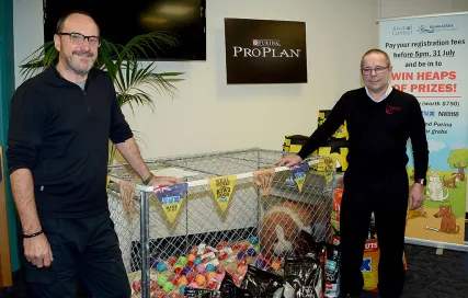 Graeme Lewer of Whakatāne District Council and Niall Fitzgerald with the early bird registration prize.