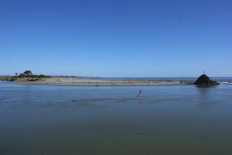 The sand spit on the western side of the Whakatāne River mouth needs to be lowered to ensure that any extreme flood flows can break through, reducing the risk of flooding upstream.